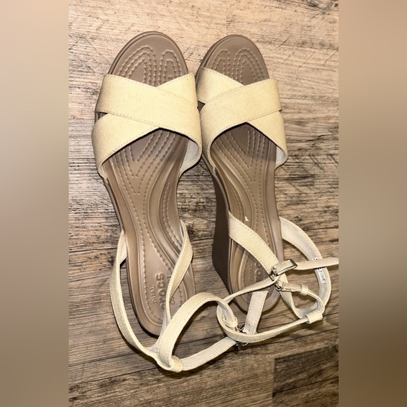 Crocs Leigh Ii Ankle Strap Wedge Heel Sandal Cream Size 10 Womens - Picture 2 of 10